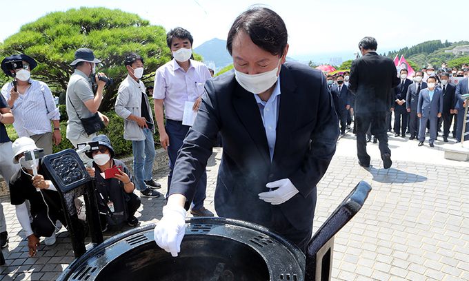 대선 출마를 선언한 윤석열 전 검찰총장이 지난 27일 부산 중앙공원 충혼탑을 찾아 참배하고 있다. 연합뉴스
