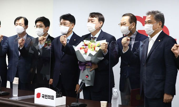 윤석열 전 검찰총장이 지난 30일 서울 여의도 국민의힘 당사에서 입당원서를 제출한 뒤 권영세 대외협력위원장, 의원들과 기념촬영을 하고 있다. 연합뉴스