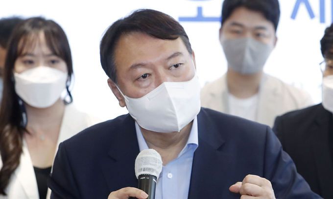 청년정책 토론회 인사말 국민의힘 대선 주자인 윤석열 전 검찰총장(가운데)이 1일 서울 여의도 북카페 하우스에서 열린 청년정책 토론회 ‘상상23 오픈세미나’에 참석해 인사말을 하고 있다. 뉴스1