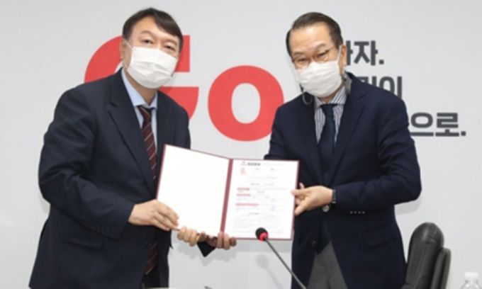 윤석열 대선 예비후보가 지난달 30일 오후 서울 여의도 국민의힘 중앙당 당사를 방문, 대외협력위원장인 권영세 의원에게 입당원서를 제출하고 있다. 연합뉴스