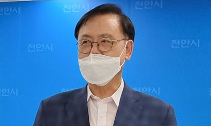 이명수 국민의힘 충남도당위원장이 2일 천안시청 브리핑실을 방문해 대통령선거와 전국동시지방선거에 임하는 각오를 밝혔다. 김정모 기자