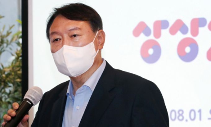 야권 대권주자인 윤석열 전 검찰총장이 지난 1일 오후 서울 여의도 하우스 카페에서 열린 청년 싱크탱크 ‘상상23 오픈 세미나’에서 축사를 하고 있다. 뉴스1