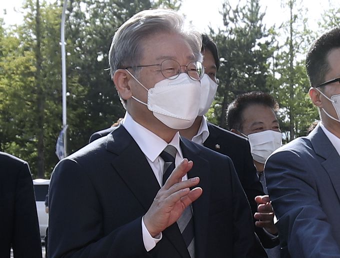 더불어민주당 대권 주자인 이재명 경기도지사가 30일 오후 울산 북구 노동역사관 1987 방문에 앞서 지지자들과 인사를 나누고 있다. 울산=뉴스1