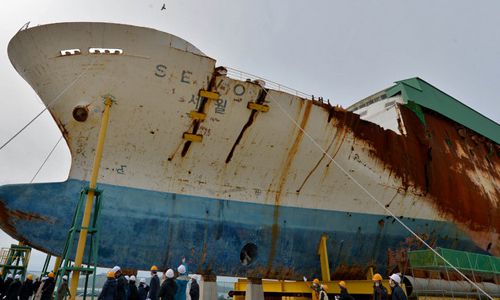 지난 4월 16일 전남 목포시 달동 목포신항만에 거치된 선체를 희생자 유족들이 둘러보고 있다. 뉴시스