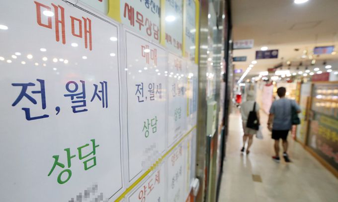 서울의 한 부동산중개업소에 전·월세 상담 안내문이 붙어 있다. 연합뉴스