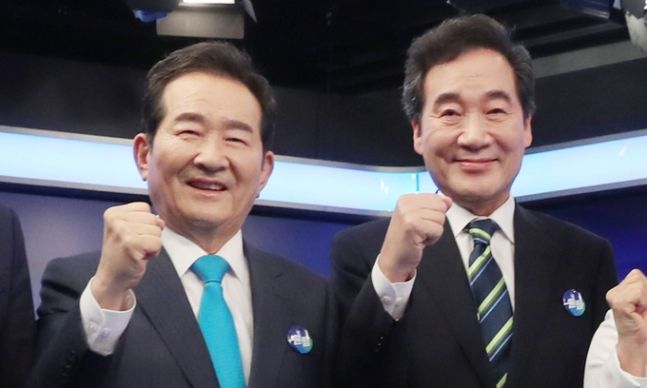 (왼쪽부터)더불어민주당 정세균, 이낙연 대선 경선 후보가 지난달 28일 서울 중구 매경미디어센터에서 MBN과 연합뉴스TV 공동주관으로 열린 본경선 1차 TV토론회에 앞서 사진촬영을 하고 있다. 국회사진기자단