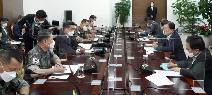 문재인 대통령이 4일 청와대 여민관 소회의실에서 열린 군 주요 지휘관 보고 회의에서 서욱 국방부 장관으로부터 보고받고 있다. 청와대 제공
