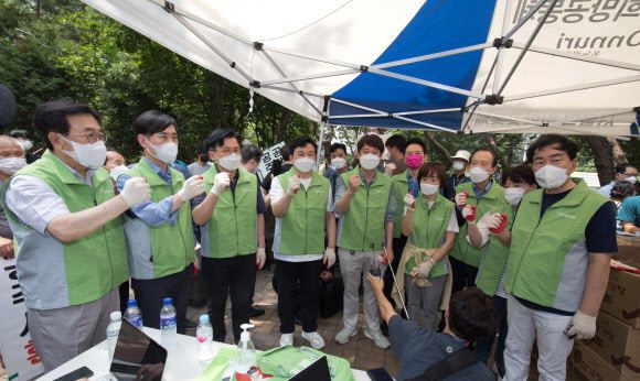 이준석 국민의힘 대표와 대선 경선 후보들이 4일 서울 용산구 동자동 쪽방촌을 찾아 취약계층에 삼계탕, 물을 나눠주는 봉사활동을 마친 후 기념촬영하고 있다. 국회사진기자단