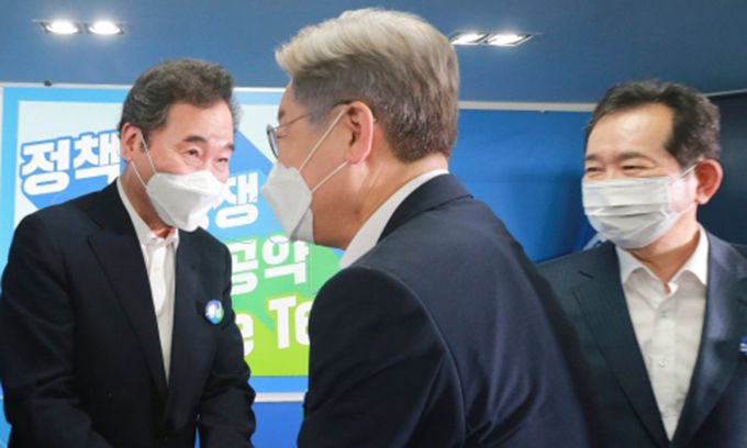 더불어민주당 대선 예비후보인 이낙연 전 대표와 이재명 경기도 지사가 지난 7월28일 오전 서울 여의도 중앙당사에서 열린 제20대 대선 후보자 '원팀'협약식을 마치고 악수를 하고 있다. 뉴스1