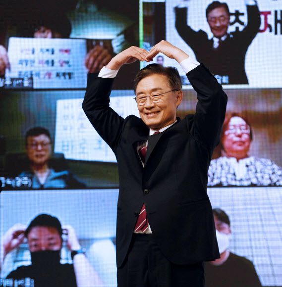 국민의힘 대선 예비후보인 최재형 전 감사원장이 4일 오후 경기도 파주시 미라클스튜디오에서 대선 출마선언에 앞서 지지자들과 온라인 'OX퀴즈'를 하고 있다. 국회사진취재단