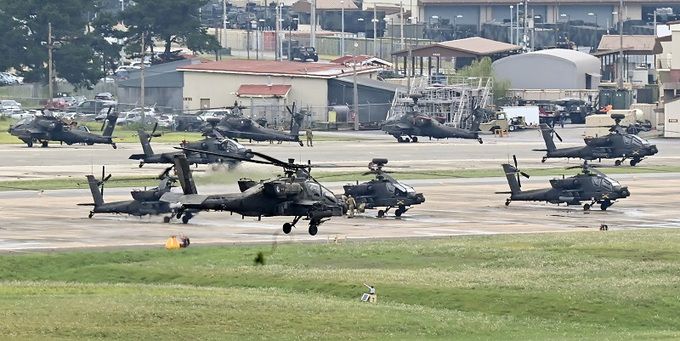 경기도 평택 캠프 험프리스 계류장에서 미군 헬기가 착륙하고 있다. 평택=뉴시스