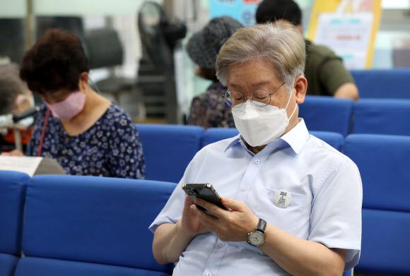 코로나19 백신접종을 마친 이재명 경기지사가 이상반응 확인을 위해 대기하고 있다. 뉴시스