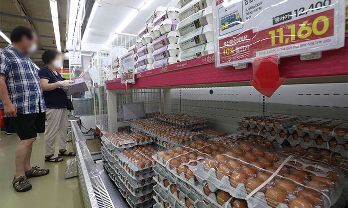 8일 서울의 한 마트에서 시민들이 식재료를 고르는 모습. 뉴스1