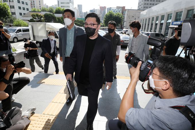 지난달 14~15일 정부의 방역 조치에 항의해 심야 차량 시위를 주도한 혐의를 받는 김기홍 코로나19 대응 전국자영업자 비상대책위원회 공동대표가 6일 서울 마포구 마포경찰서에서 조사를 받기 위해 최승재 국민의힘 의원(왼쪽)과 함께 들어가고 있다. 뉴시스