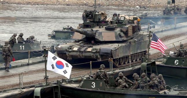 주한 미2사단 소속 M1A2 전차가 2015년 12월 10일 경기 연천군 한탄강에서 실시된 한·미 연합 도하 훈련에서 공병대가 설치한 부교를 건너고 있다. 세계일보 자료사진