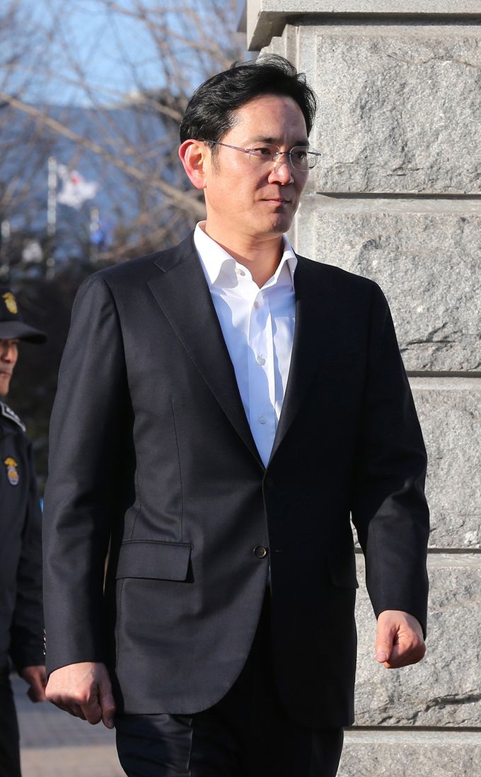 국정농단 사건으로 수감 중이던 이재용 삼성전자 부회장의 가석방이 9일 허가됐다. 사진은 2018년 2월 ‘국정농단’ 항소심 선고 뒤 서울구치소에서 풀려나는 이 부회장의 모습. 뉴스1