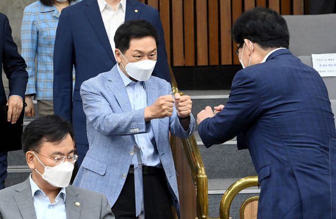 국민의힘 김기현 원내대표(가운데)가 10일 국회에서 열린 원내대책회의에서 의원들과 주먹인사를 하고 있다. 남정탁 기자