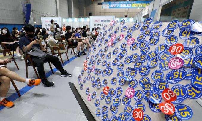 코로나19 신규 확진자가 2,223명으로 집계돼 역대 최다 수치를 기록한 11일 서울 마포구 마포구민체육센터에 마련된 예방접종센터에서 접종을 마친 시민들이 붙이고 간 스티커들이 보이고 있다. 뉴시스