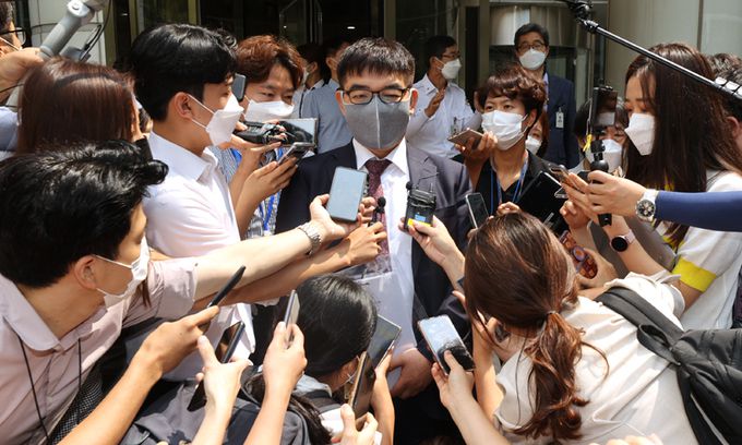 자녀 입시비리와 사모펀드 의혹으로 항소심에서 징역 4년을 선고받은 정경심 동양대 교수의 변호인 김칠준 변호사가 11일 서울 서초구 서울고법에서 열린 항소심 선고공판이 끝난 뒤 법정을 나서며 취재진의 질문에 답하고 있다. 연합뉴스