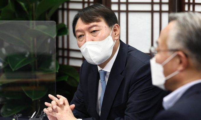 국민의힘 대권주자인 윤석열 전 검찰총장(왼쪽)이 12일 서울 종로구 이마빌딩 캠프 사무실에서 열린 코로나19 대책 마련 전문가 간담회에서 모두발언을 하고 있다. 국회사진기자단