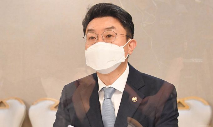 이억원 기획재정부 차관이 13일 서울 종로구 정부서울청사에서 열린 '제27차 혁신성장 전략점검회의 겸 코로나 정책점검회의 겸 한국판뉴딜 점검 TF 겸 제22차 물가관계차관회의'를 주재하고 있다. 기획재정부 제공