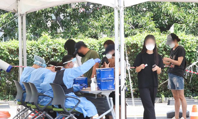 제주시보건소에 마련된 선별진료소에 PCR(유전자 증폭) 검사를 기다리는 시민들의 줄이 길게 늘어서 있다. 뉴시스