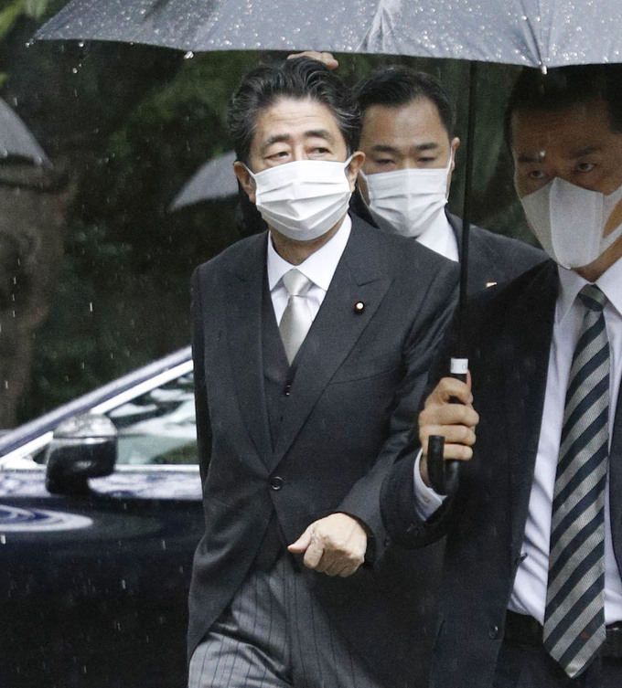 아베 신조 전 일본 총리가 15일 태평양전쟁 A급 전범이 합사된 군국주의의 상징 야스쿠니신사를 또 참배했다. 도쿄=교도연합뉴스
