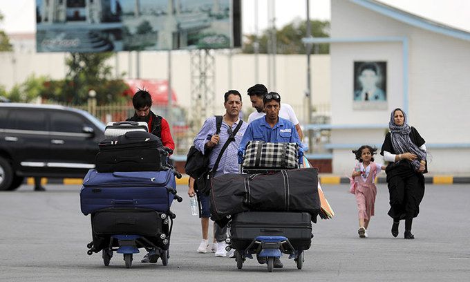 고국 등지고 떠나는 아프간 주민들 탈레반이 아프가니스탄 수도 카불 인근까지 진격한 14일(현지시간) 아프간 주민들이 카불을 떠나는 비행기를 타기 위해 하미드카르자이 국제공항 탑승구로 향하고 있다. 탈레반은 15일 파죽지세의 기세로 카불을 에워싸 사실상 정부의 항복을 받고 권력 인수 절차에 들어갔다. 카불=AP연합뉴스