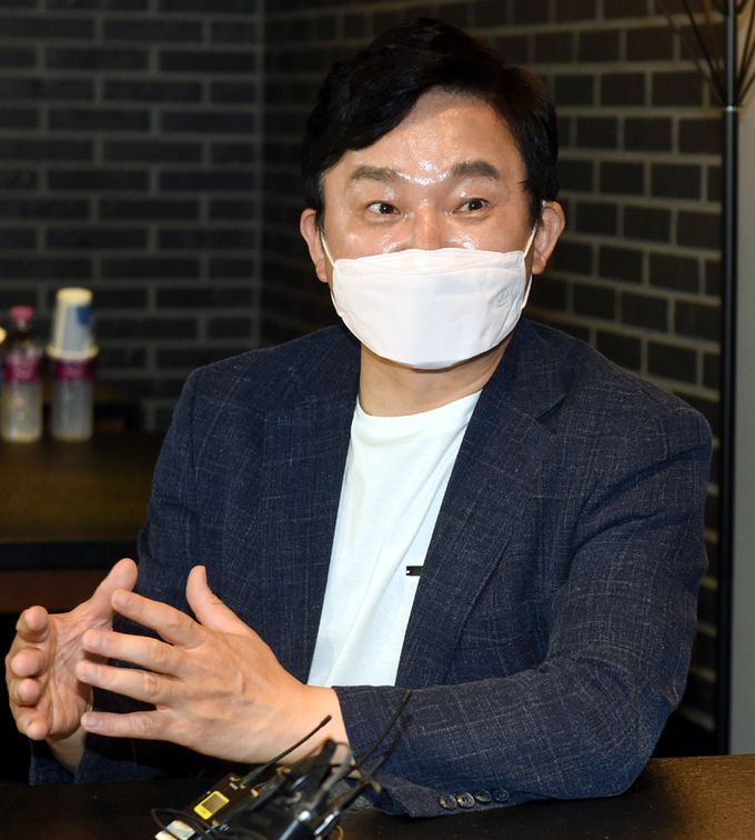 국민의힘 대선주자인 원희룡 전 제주지사가 16일 서울 노원구의 한 식당에서 청년 자영업자와 만나 이야기하고 있다.   연합뉴스