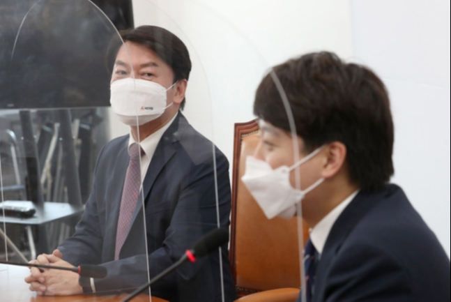 안철수 국민의당 대표가 6월16일 오후 서울 여의도 국회에서 이준석 국민의힘 대표의 발언을 듣고 있는 모습. 뉴시스