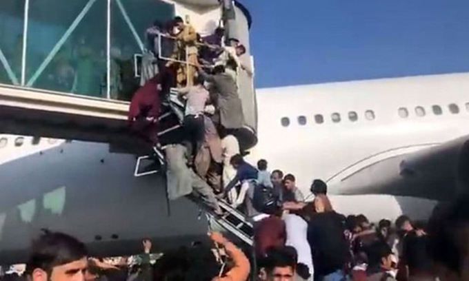 비행기 트랩에 매달린 시민들… 아프간 엑소더스 이슬람 무장단체 탈레반이 20년 만에 아프가니스탄 정권을 탈환하자 공포와 혼란에 빠진 수도 카불 시민들이 16일(현지시간) 하미드 카르자이 국제공항에서 카불을 떠나는 비행기를 타려고 트랩에 매달려 있다. 탈출 행렬이 끝없이 이어지며 공항 운영 자체가 마비되자 미군은 이들을 활주로에서 쫓아내기 위해 경고 사격을 했다. 오후에는 모든 민항기 운항이 중단됐다. 트위터 캡처