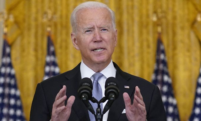 조 바이든 미국 대통령이 16일(현지시간) 워싱턴DC 백악관의 이스트룸에서 대국민 연설을 하고 있다. 그는 "아프간에서 미국의 임무는 국가 건설이 아닌 테러 대응"이라고 말했다. 워싱턴=AP연합뉴스