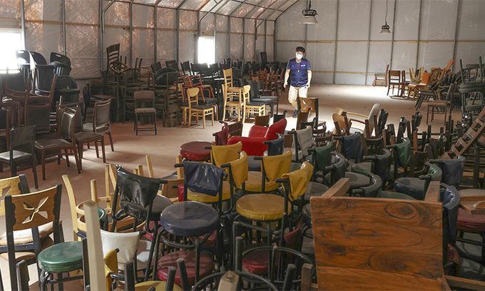 지난 10일 경기도 안산시 한 중고 주방용품 판매점에서 관계자가 폐업한 음식점에서 나온 의자를 정리하고 있다. 연합뉴스