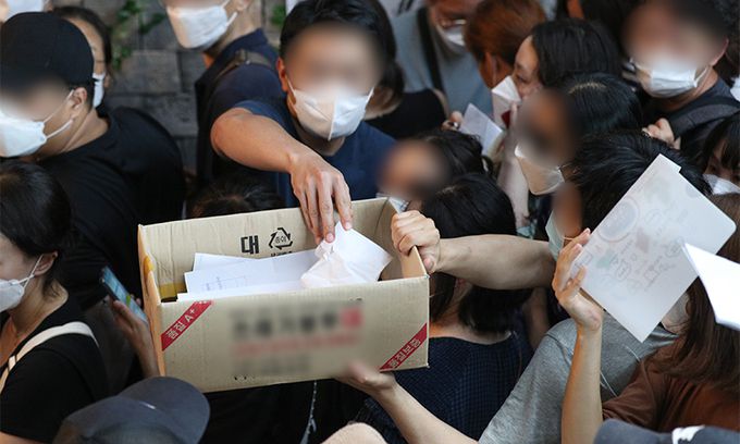 지난 13일 서울 영등포구에 위치한 '머지포인트' 운영사 머지플러스 본사에서 관계자가 가입자들의 환불 신청서를 모으고 있다. 뉴스1