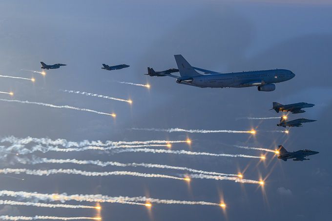 지난 15일 일제강점기 당시 봉오동전투의 승리를 이끈 홍범도 장군의 유해를 모신 특별수송기(KC-330)가 우리 영공에 진입하자 F-35A, F-15K 등 공군 전투기가 플레어를 투하하며 환영하고 있다. 국가보훈처 제공=뉴시스