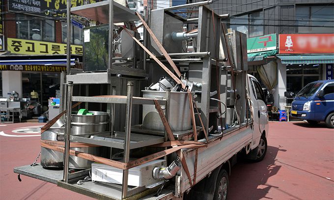 지난 11일 서울 중구 황학동 주방가구 거리에 폐업한 식당으로부터 수거한 주방가구를 실은 트럭이 세워져 있다. 하상윤 기자