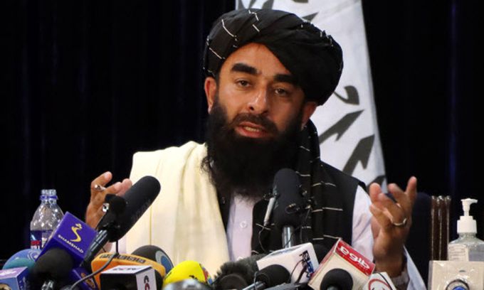 자비훌라 무자히드 탈레반 대변인이 아프가니스탄 카불에서 17일(현지시간) 기자회견을 하고 있다. 카불=EPA연합뉴스