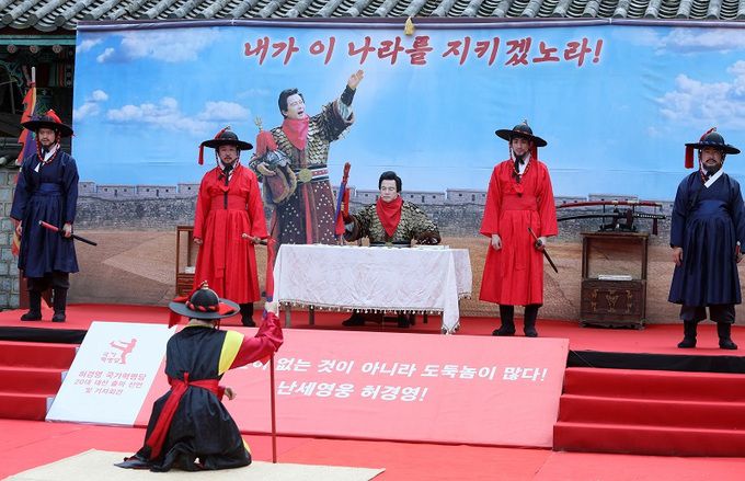 허경영 국가혁명당 명예대표가 18일 경기도 고양시 행주산성 대첩문 앞에서 대선 출정식을 진행하고 있다. 고양=연합뉴스