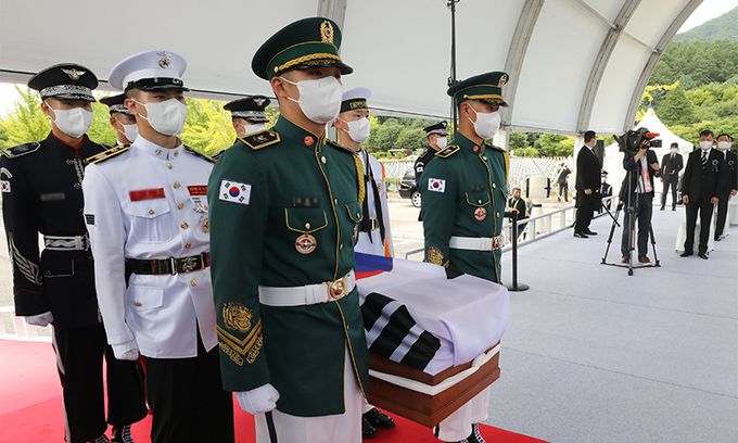 문재인 대통령과 김정숙 여사가 참석한 가운데 18일 국립대전현충원에서 열린 홍범도 장군 유해 안장식에서 의장대가 홍범도 장군의 영정과 유해를 들고 입장하고 있다. 연합뉴스