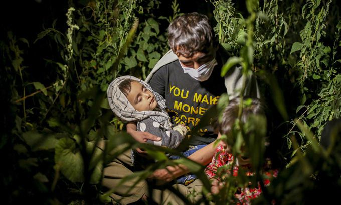 18일(현지시간) 터키 동부 비틀리쉬주 타트반에서 두 아이와 함께 아프가니스탄을 탈출한 어느 난민이 수풀 속에 앉아 잠시 휴식을 취하고 있다. 타트반=AP연합뉴스