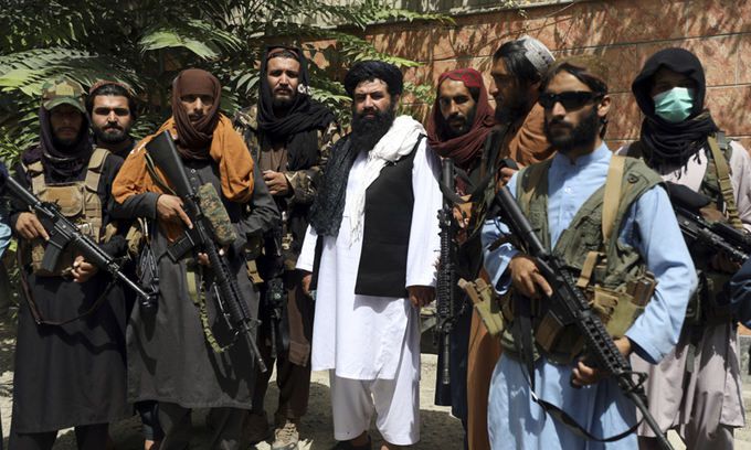아프가니스탄을 장악한 이슬람 무장세력 탈레반 병사들이 18일(현지시간) 수도 카불에서 M16 소총 등 미제 무기를 들고 사진 촬영에 응하고 있다. 카불 AP=연합뉴스