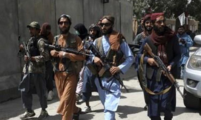 카불을 순찰하는 탈레반 조직원들. AP=연합뉴스