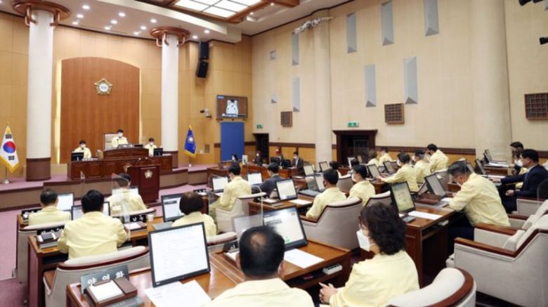 전주시의회 본회의장에서 의원들이 안건을 논의하고 있다.