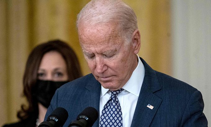 조 바이든 미국 대통령이 20일(현지시간) 백악관 이스트룸에서 아프가니스탄 철수 작전에 대해 연설하고 기자들의 질문을 받고 있다. 워싱턴=AFP연합뉴스