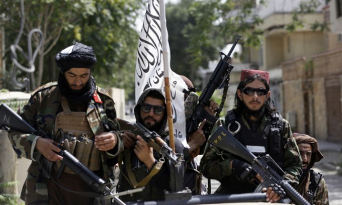 아프가니스탄을 장악한 이슬람 무장세력 탈레반이 19일(현지시간) 탈레반 기를 꽂은 차를 타고 수도 카불 시내를 순찰하고 있다. 탈레반은 카불에 밤 9시 이후에는 긴급상황을 제외하고 외출을 금하는 야간통행금지령을 내렸다고 현지 언론이 이날 보도했다. 카불=AP연합뉴스