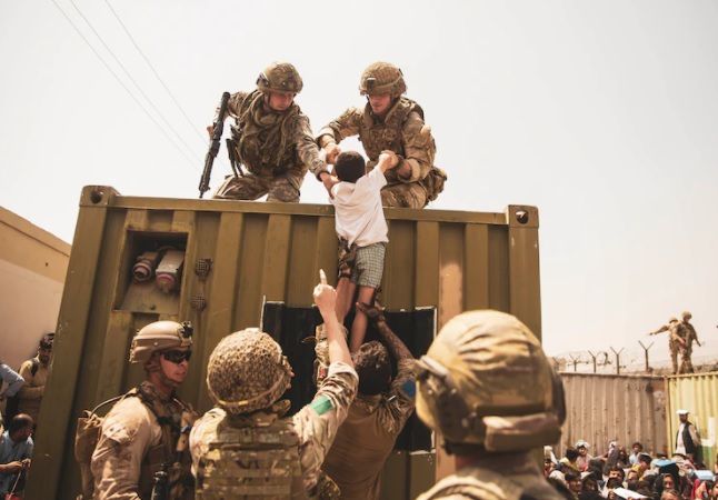 미군 장병들이 아프가니스탄에서 탈출하려는 어린이 등 난민을 보살피는 모습. 미 국방부 홈페이지