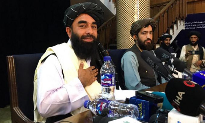 이슬람 무장조직 탈레반의 아프가니스탄 수도 카불 점령 직후인 지난 17일 서방 언론 등을 상대로 기자회견을 하는 탈레반 문화위원회 소속 간부들. 카불=AFP연합뉴스