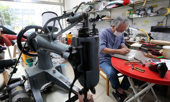 23일 서울 성동구 성수동 한 수제화업체에서 고령 근로자가 수제화를 만들고 있다. 뉴스1
