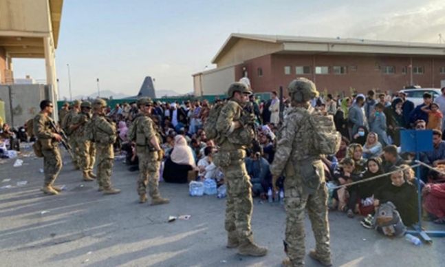 지난 19일(현지시간) 아프간 카불 공항에서 미군이 경계를 서고 있다. AFP연합뉴스