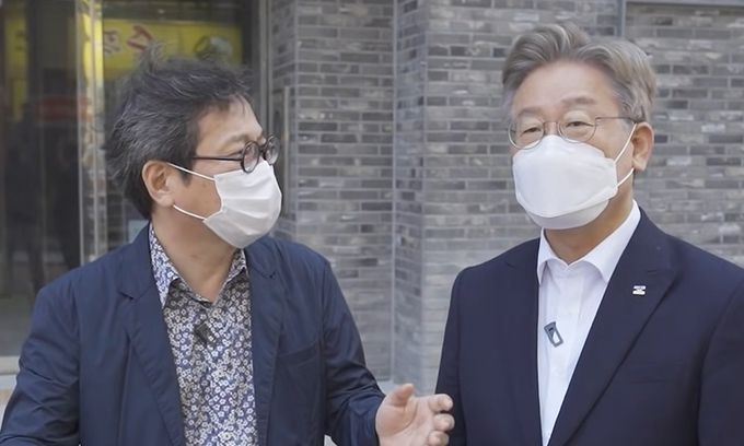 황교익씨(왼쪽)와 이재명 경기도지사가 지난 6월 유튜브 채널 ‘황교익 TV’를 촬영한 모습. 황교익TV 캡처